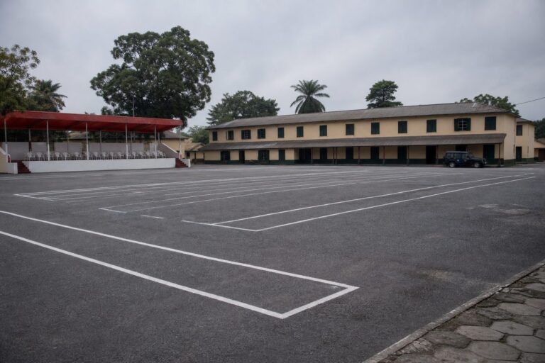 Gendarmerie : le général Olangué prend les commandes Place d'armes d'une caserne de gendarmerie à Brazzaville, tribune d'honneur vide